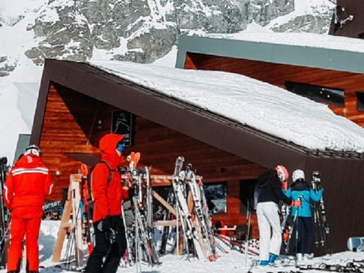 ski-resort-hidden-snowflakes